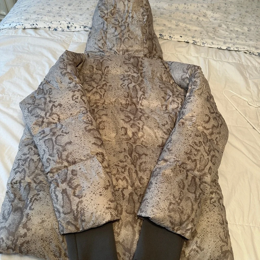 Varley gray down Hooded Puffer Jacket New small - Picture 2 of 9